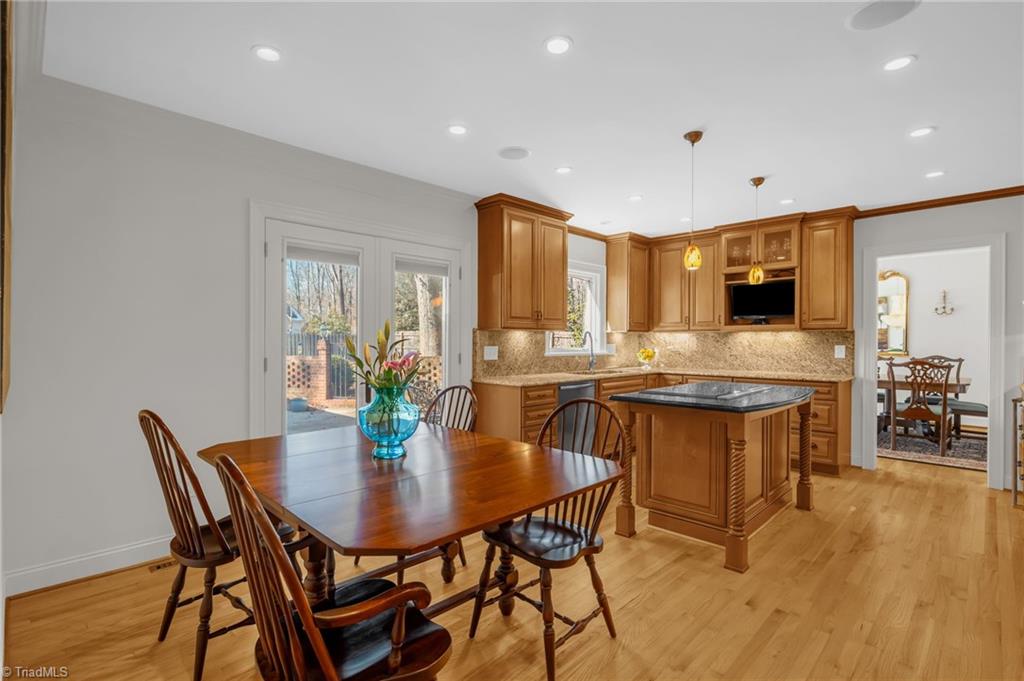 Greensboro, North Carolina 27408, United States, 5 Bedrooms Bedrooms, ,4 BathroomsBathrooms,Residential,Pending,97874