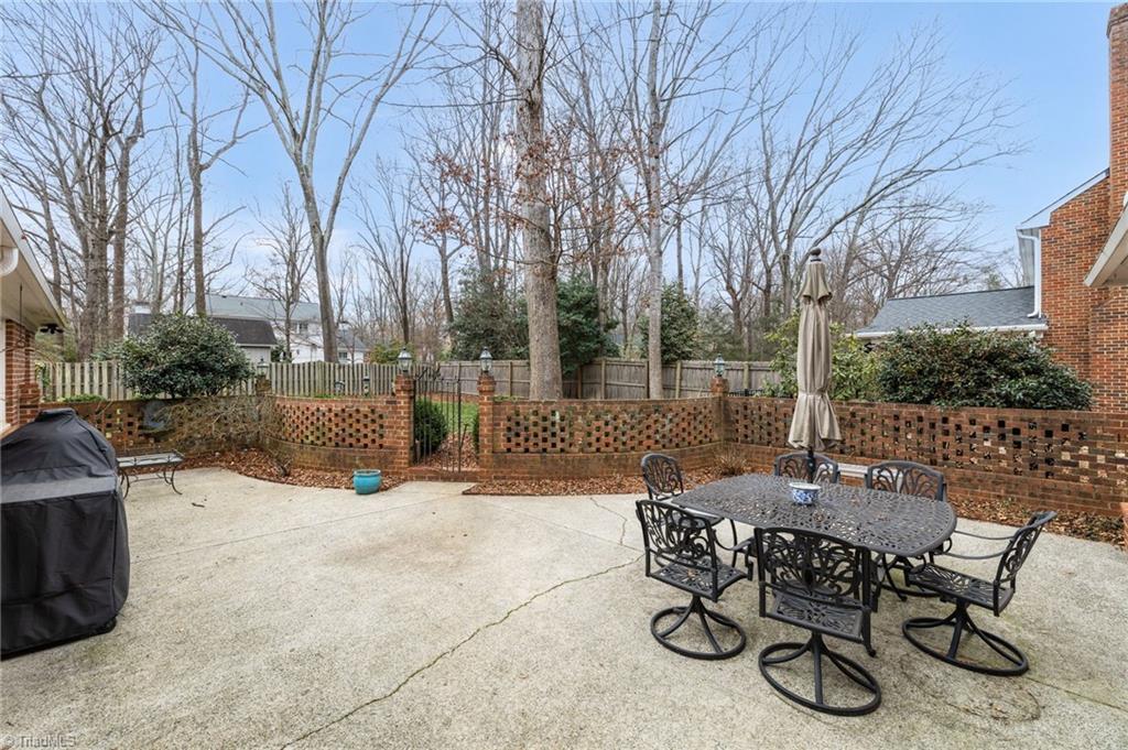 Greensboro, North Carolina 27408, United States, 5 Bedrooms Bedrooms, ,4 BathroomsBathrooms,Residential,Pending,97874