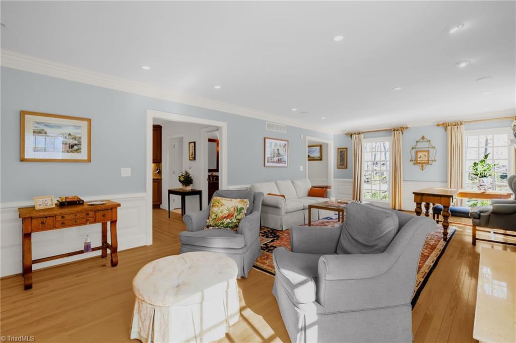 Greensboro, North Carolina 27408, United States, 5 Bedrooms Bedrooms, ,4 BathroomsBathrooms,Residential,Pending,97874