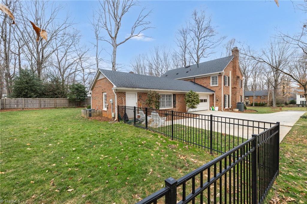 Greensboro, North Carolina 27408, United States, 5 Bedrooms Bedrooms, ,4 BathroomsBathrooms,Residential,Pending,97874