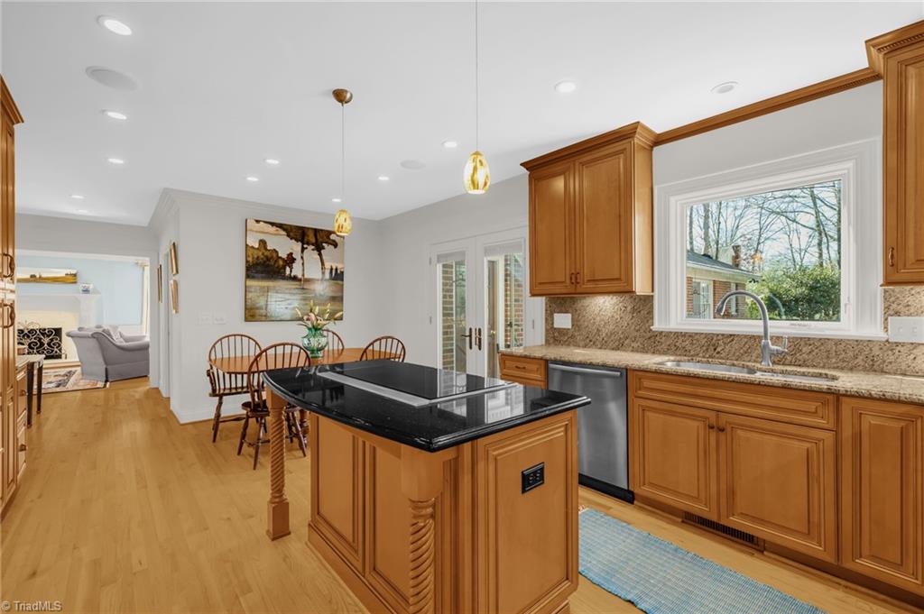 Greensboro, North Carolina 27408, United States, 5 Bedrooms Bedrooms, ,4 BathroomsBathrooms,Residential,Pending,97874