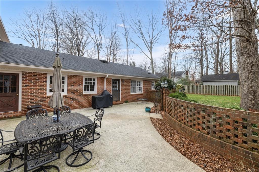 Greensboro, North Carolina 27408, United States, 5 Bedrooms Bedrooms, ,4 BathroomsBathrooms,Residential,Pending,97874