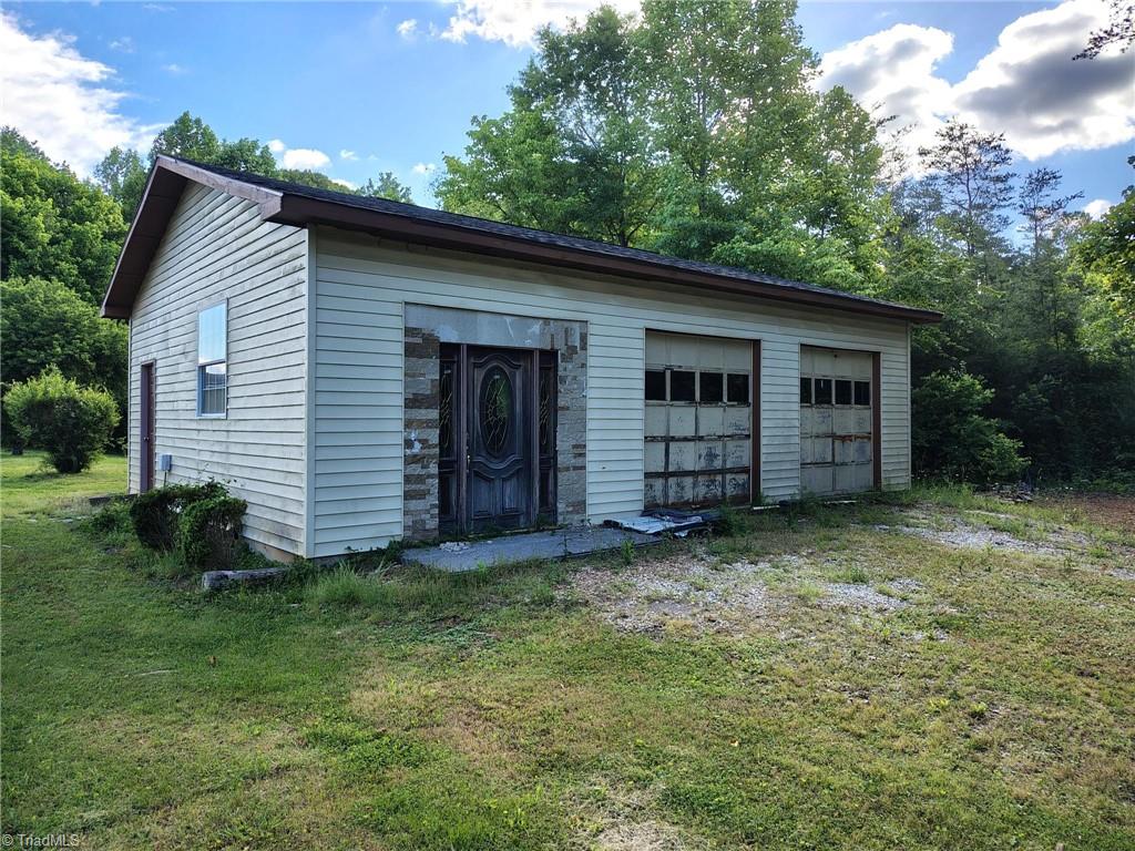990 W Dodson Mill Road, Pilot Mountain, North Carolina image 3
