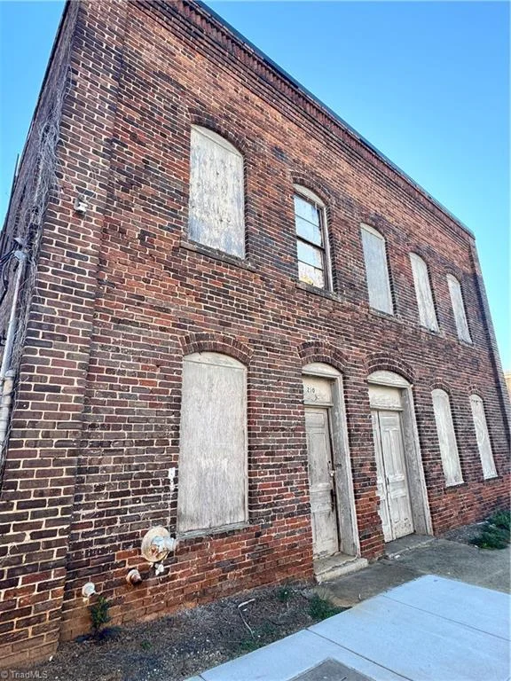 210 E 2nd Avenue, photo 1 of 5