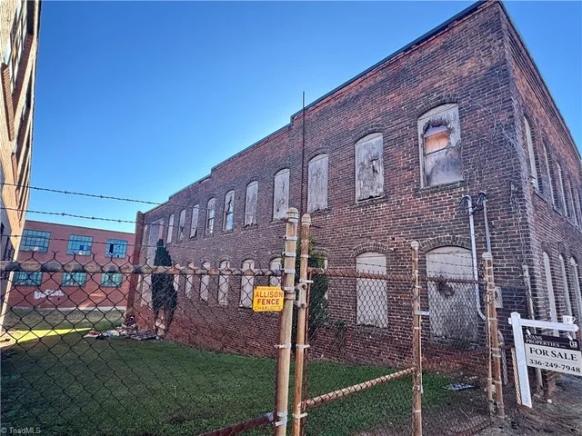 210 E 2nd Avenue, photo 2 of 5