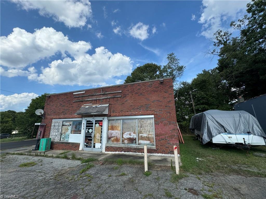 633 Rauhut Street