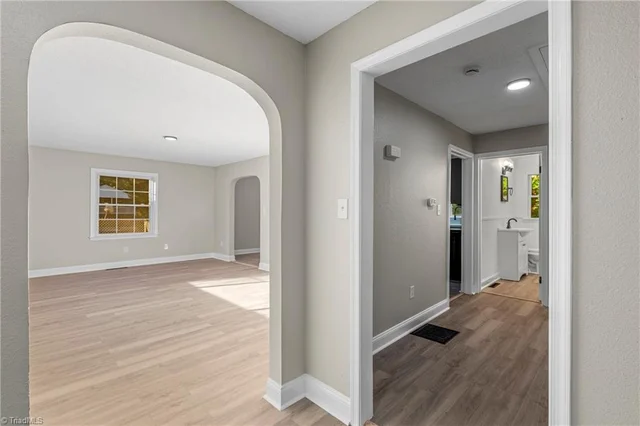 401 Shady Lane, photo 4 of 24