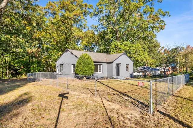 401 Shady Lane, photo 2 of 24