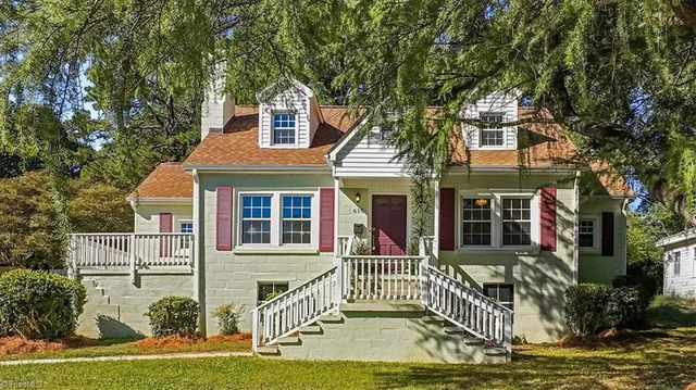 610 Ashland Drive, photo 2 of 33