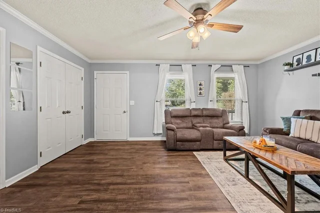 208 Trollinger Street, photo 5 of 44