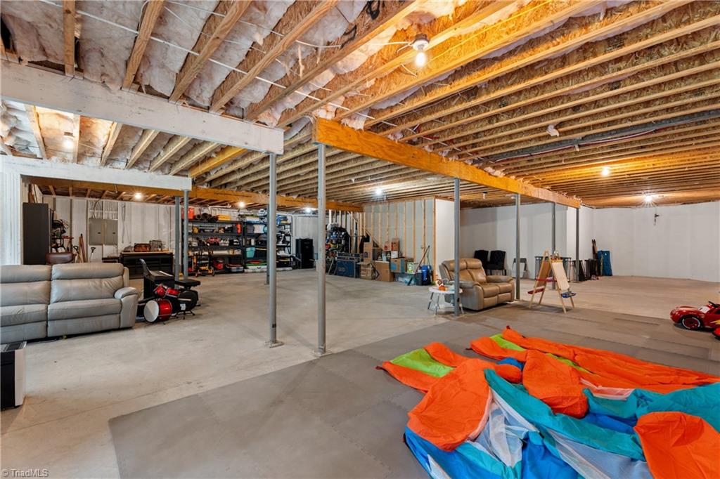 Kernersville, North Carolina 27284, United States, 3 Bedrooms Bedrooms, ,4 BathroomsBathrooms,Residential,Active,196202