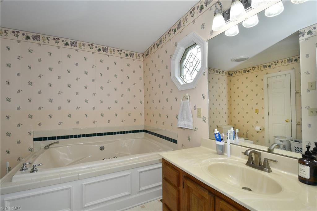 6825 Breckingridge Lane, Clemmons, North Carolina image 14