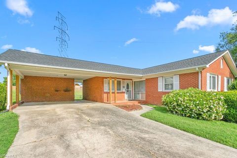 Homes For Sale - 415 Crestview Drive<br/> Thomasville, NC 27360