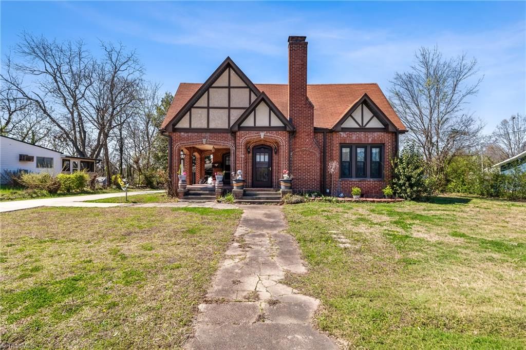 Photo of 208 Cox Avenue, Thomasville, NC 27360 (MLS # 1213226)