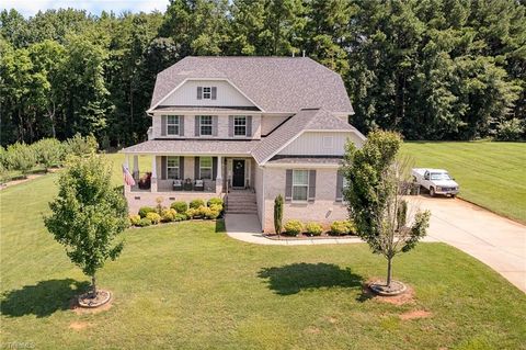 Homes For Sale - 6908 River Gate Court<br/> Oak Ridge, NC 27310