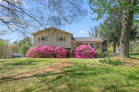 Homes For Sale - 8420 Stanwix Drive<br/> Forsyth County, Tobaccoville, NC 27050