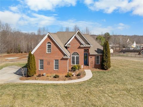 Homes For Sale - 3870 Hangar Run<br/> Sophia, NC 27350