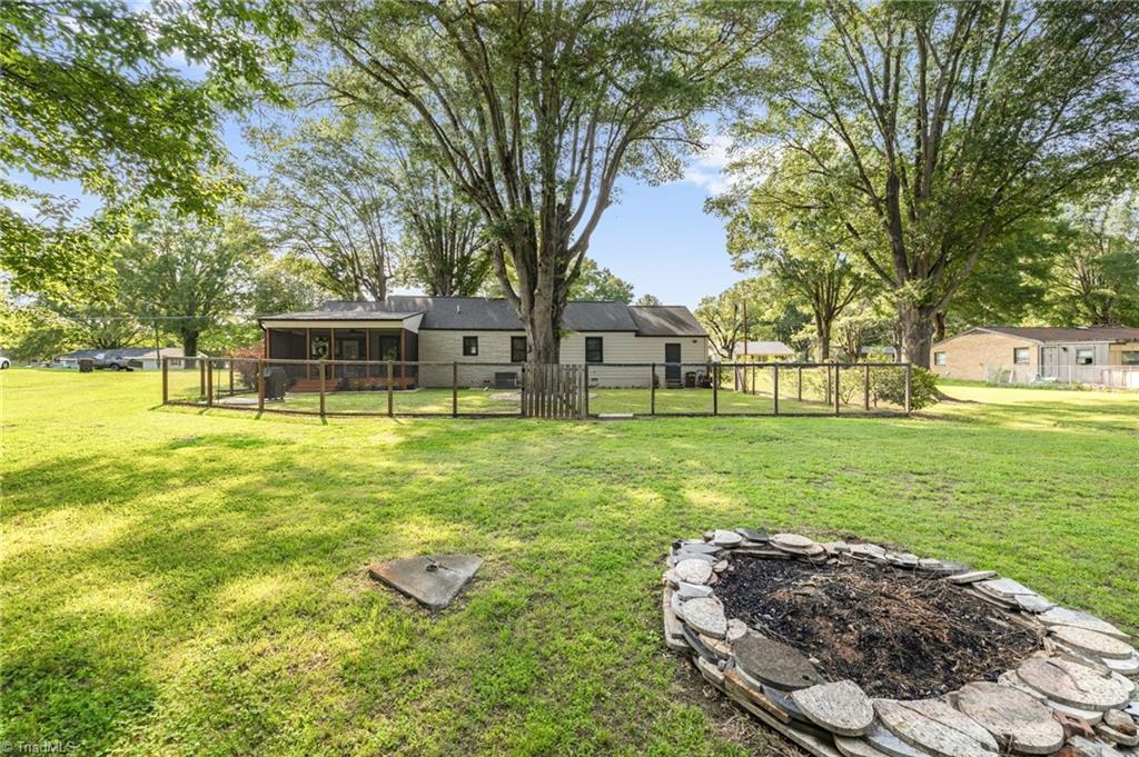 900 Friendly Road, Eden, North Carolina image 27