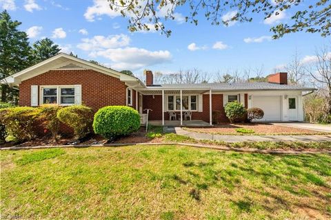 Homes For Sale - 1048 Lindale Drive<br/> Asheboro, NC 27205