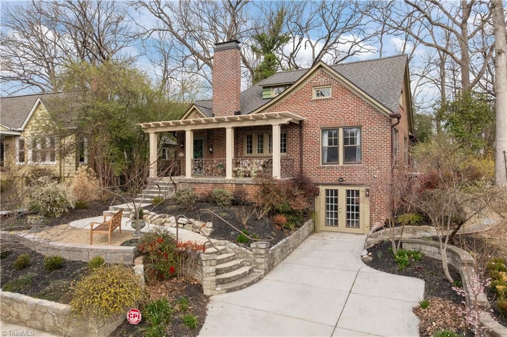 Photo of 1606 End Place W, Greensboro, NC 27403 (MLS # 1211656)