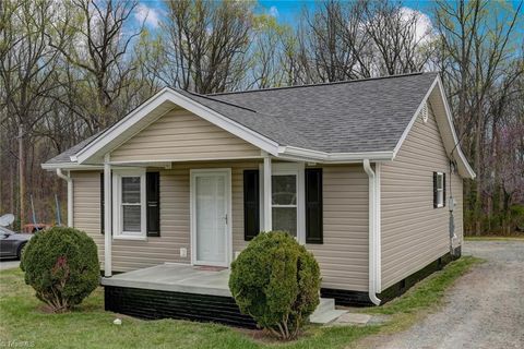 Single Family Residence in Reidsville NC 1615 Barnes Street.jpg