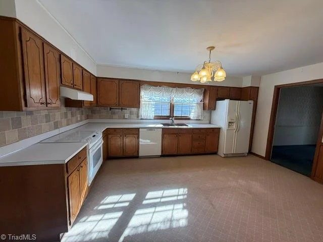 5515 Bledsoe Drive, photo 4 of 22