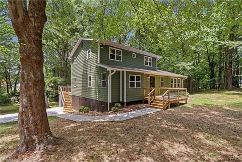 Homes For Sale - 125 Fennell Drive<br/> Kernersville, NC 27284