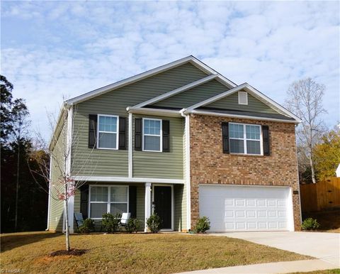 Homes For Sale - 6801 Capstone Court<br/> Forsyth County, Rural Hall, NC 27045