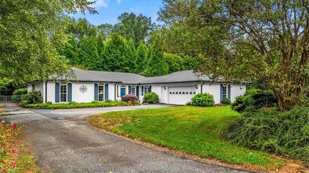 Photo of 1055 Foothills Drive, Kernersville, NC 27284 (MLS # 1236786)