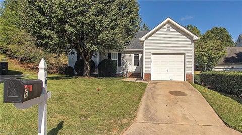 Homes For Sale - 6 Prestbury Court<br/> Greensboro, NC 27455