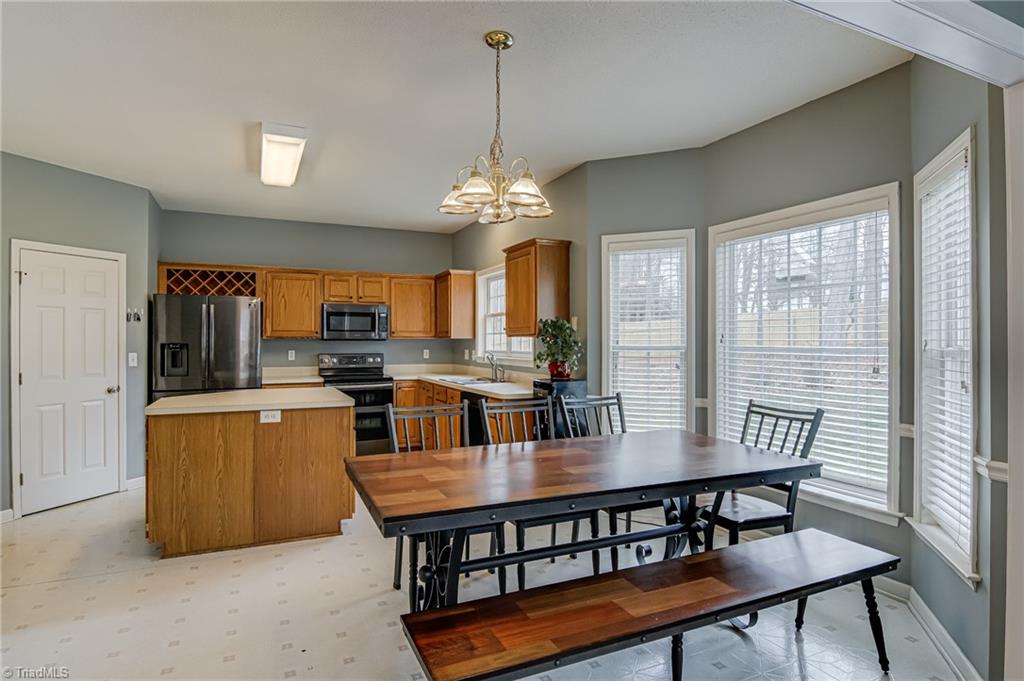 Winston-Salem, North Carolina 27105, United States, 4 Bedrooms Bedrooms, ,3 BathroomsBathrooms,Residential,Active,253506