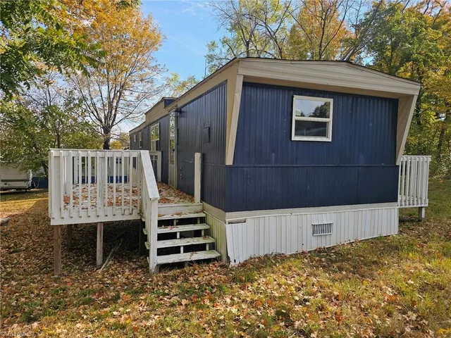 199 Rosewood Drive, photo 2 of 9
