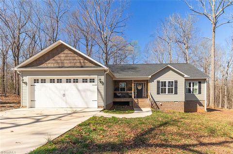 Homes For Sale - 1004 Black Farm Road<br/> Thomasville, NC 27360