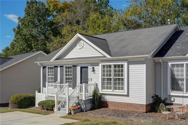 1305 Hillside Drive, photo 4 of 31