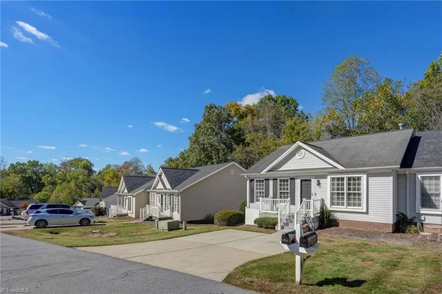 1305 Hillside Drive, photo 2 of 31