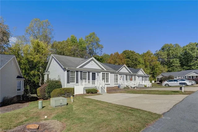 1305 Hillside Drive, photo 3 of 31