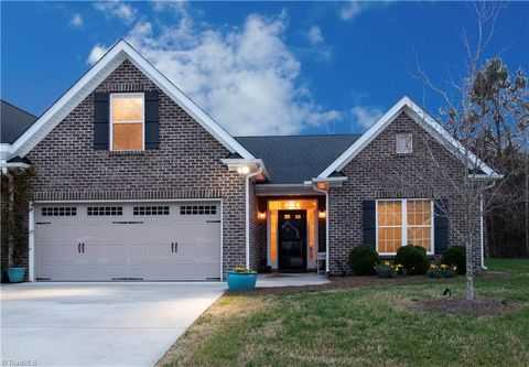 Townhouse For Sale - 6279 Queens Gate Court<br/> Clemmons, NC 27012