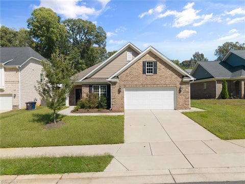 Homes For Sale - 3571 Emmen Court<br/> Winston-Salem, NC 27104
