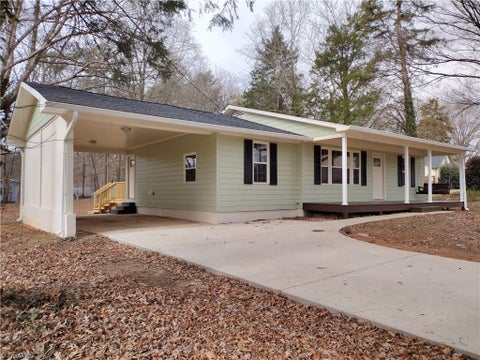 Homes For Sale - 424 Auburndale Street<br/> Winston-Salem, NC 27104