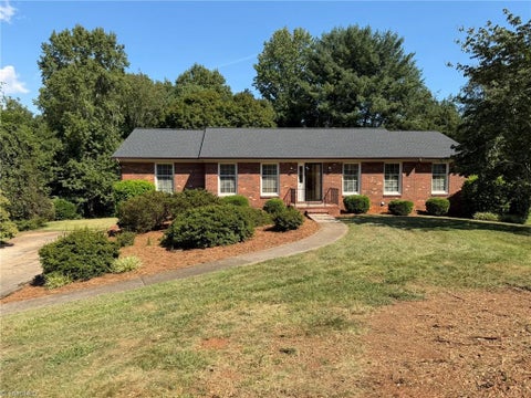 Homes For Sale - 7525 Eppingwood Court<br/> Clemmons, NC 27012
