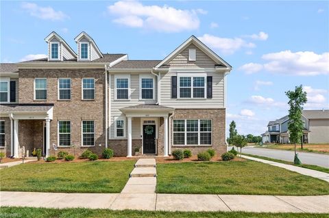 Townhouse For Sale - 1411 Springvale Hill Drive<br/> Forsyth County, Kernersville, NC 27284