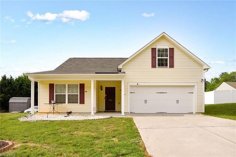 Single Family Residence in Winston Salem NC 155 Konnoak Village Circle.jpg