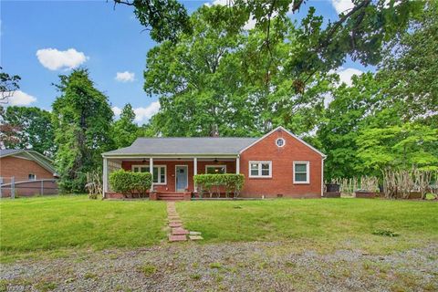 Homes For Sale - 319 Dogwood Circle<br/> High Point, NC 27260