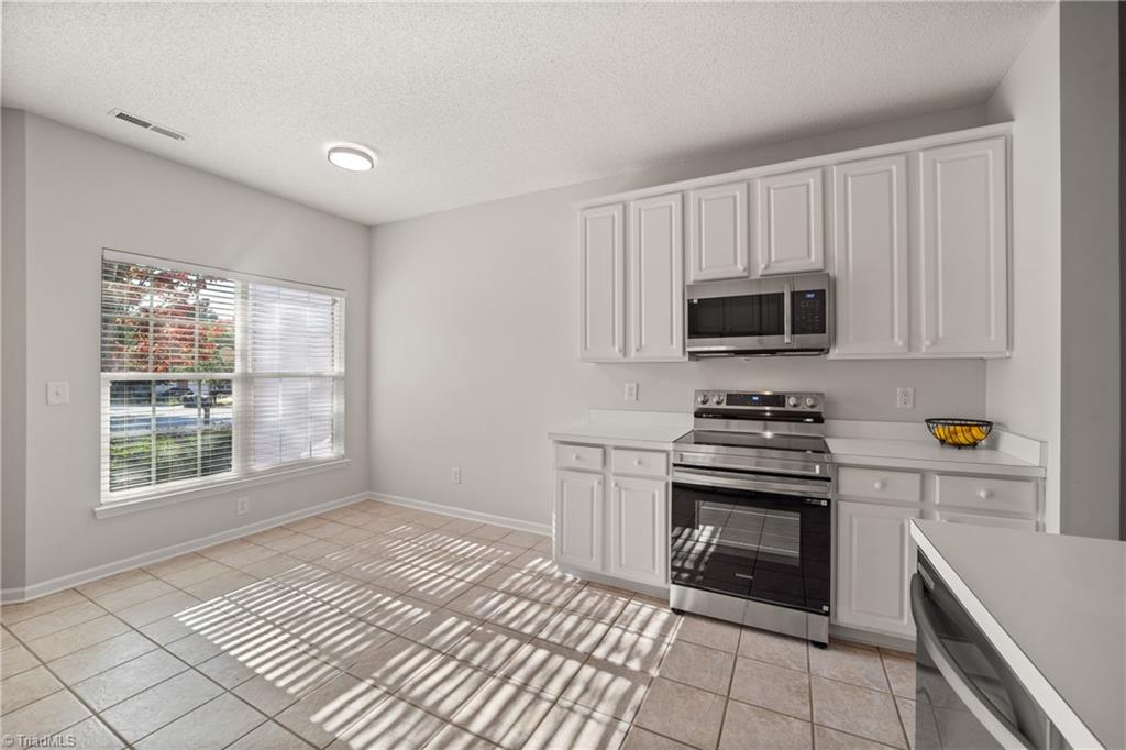 High Point, North Carolina 27265, United States, 3 Bedrooms Bedrooms, ,3 BathroomsBathrooms,Residential,Pending,204431