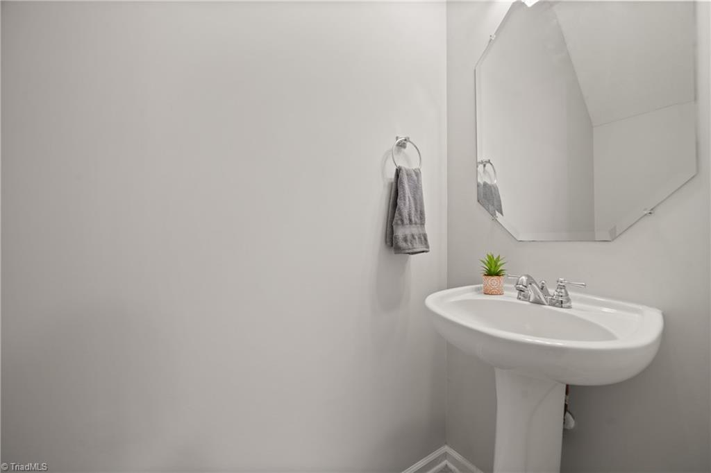 High Point, North Carolina 27265, United States, 3 Bedrooms Bedrooms, ,3 BathroomsBathrooms,Residential,Pending,204431