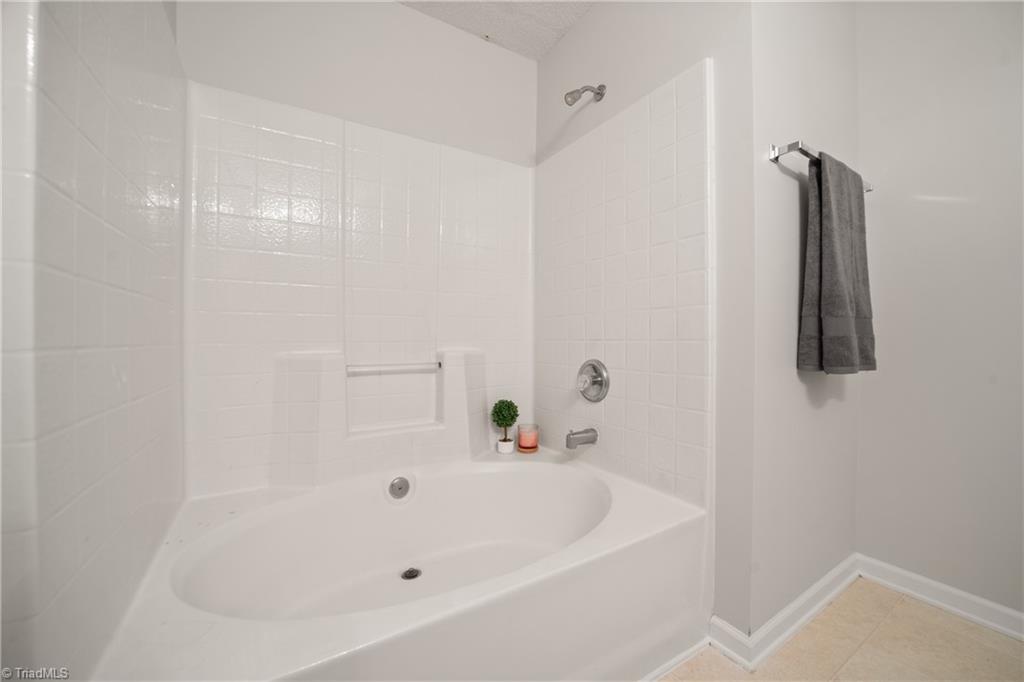 High Point, North Carolina 27265, United States, 3 Bedrooms Bedrooms, ,3 BathroomsBathrooms,Residential,Pending,204431