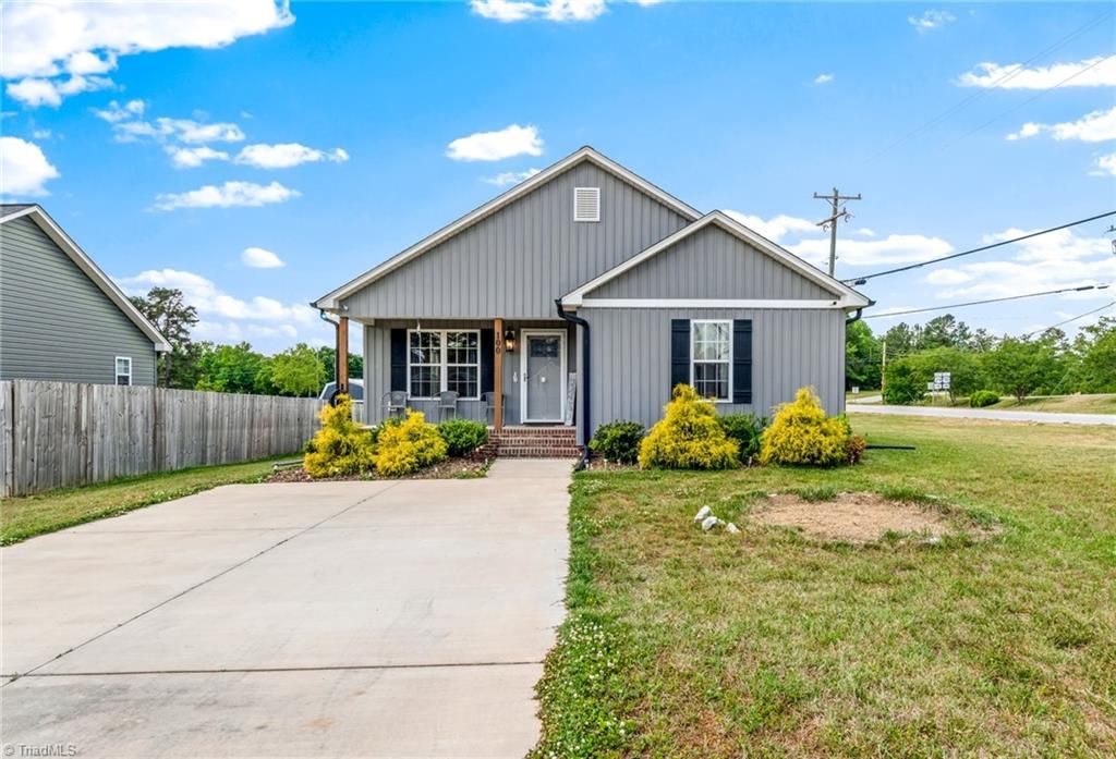 Photo of 100 Hillside Drive, Thomasville, NC 27360 (MLS # 1218691)