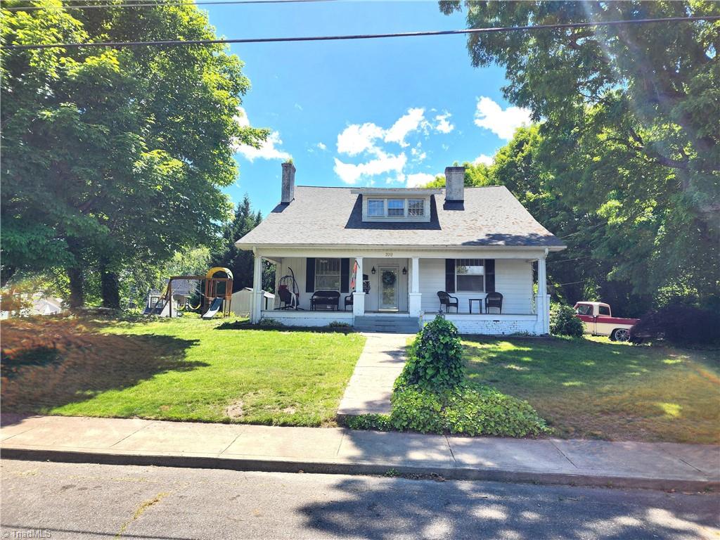 209 Orchard Street, Mount Airy, North Carolina image 2