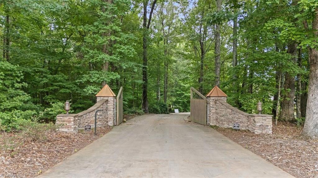 636 Lee Road