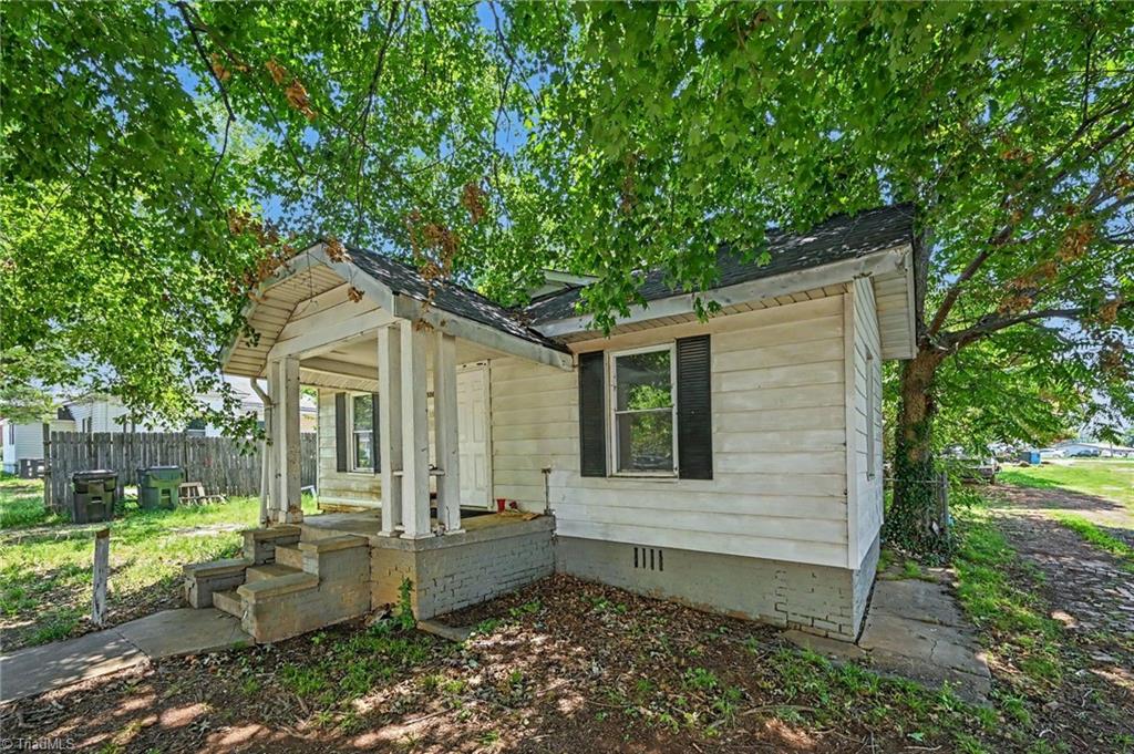 Photo of 506 S Flanner Street, Burlington, NC 27215 (MLS # 1236276)